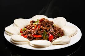 Говядина с лепешками 牛肉荷叶饼
