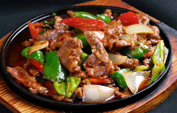 Говядина на сковороде 铁板牛肉