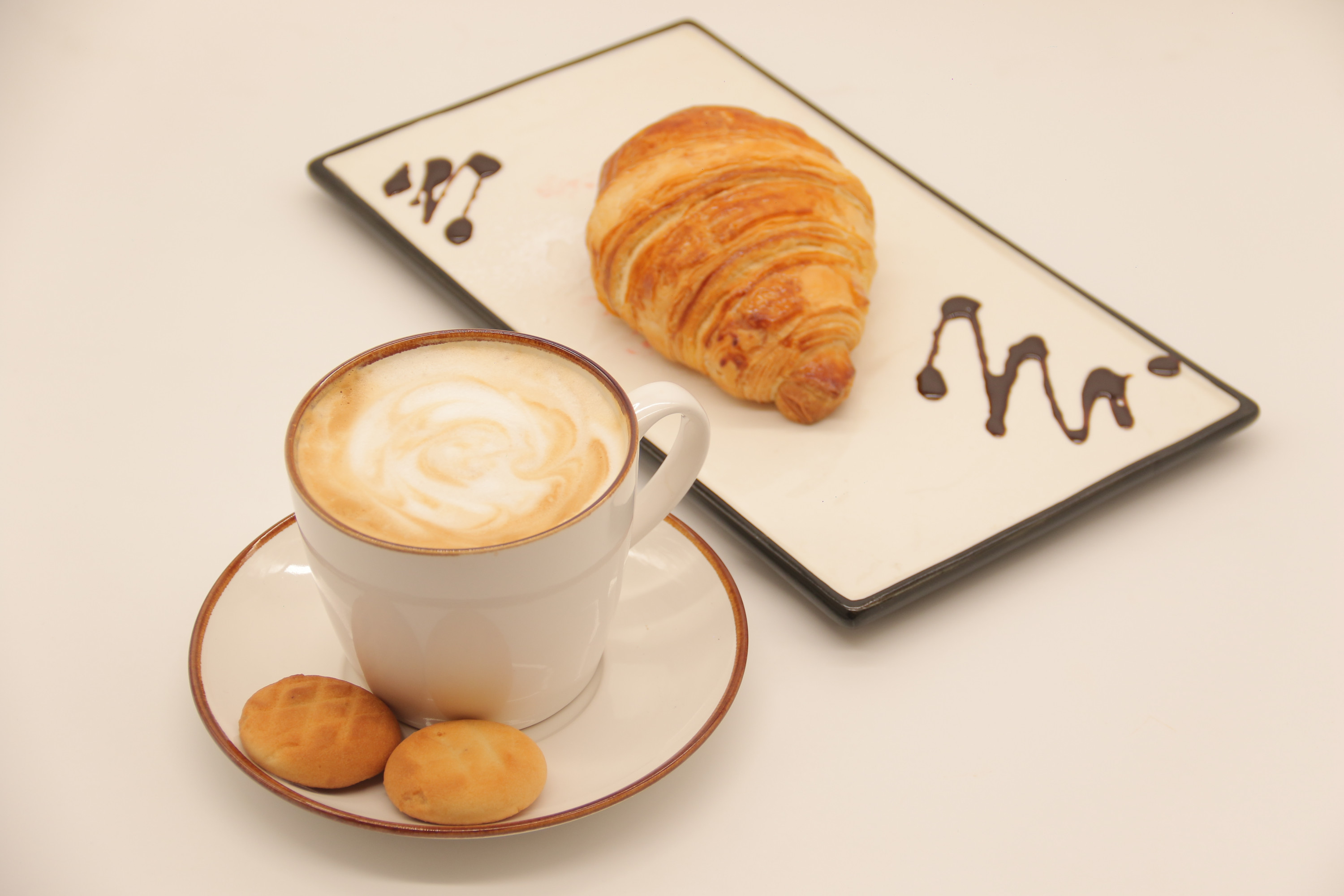 Кофе с круассаном