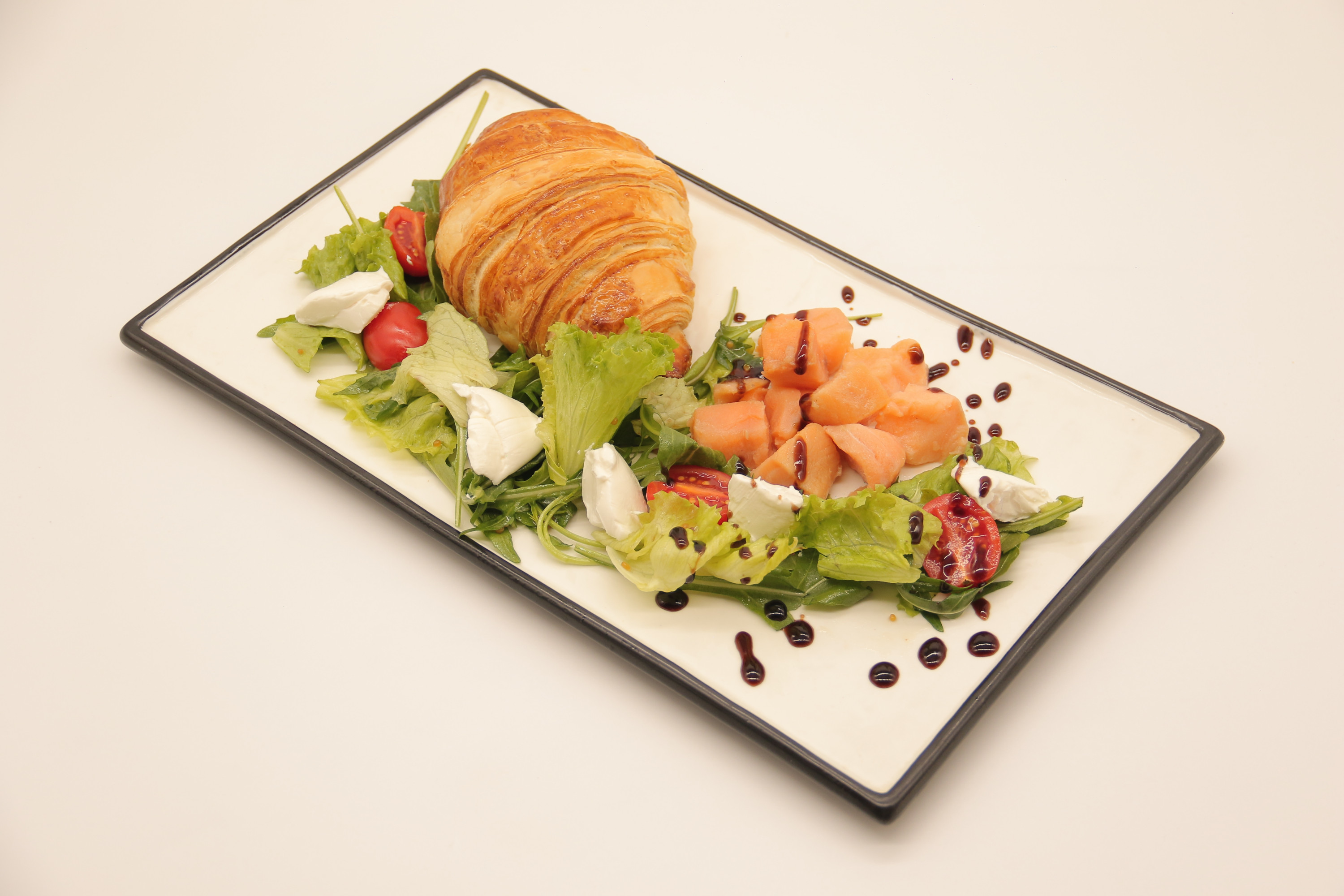 Круассан с лососем и творожным сыром