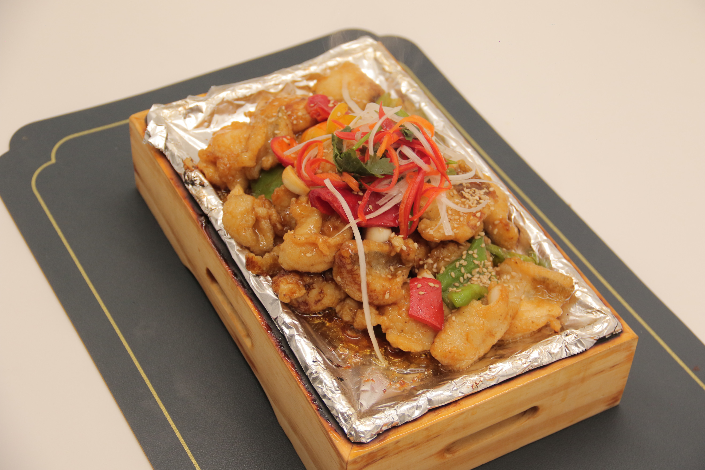 Рыба на  сковороде 铁板鱼