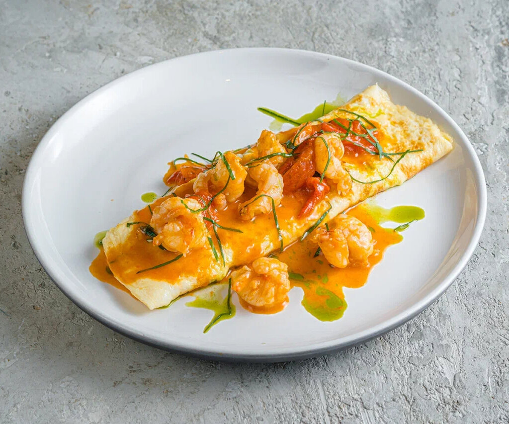 Омлет с креветками и томатами